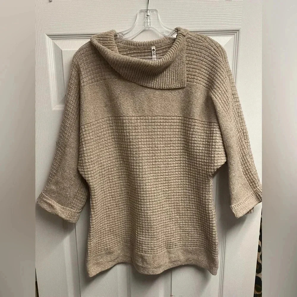 Leo & Nicole Neutral 3/4 Sleeved Cowl Neck Sweater Size Large